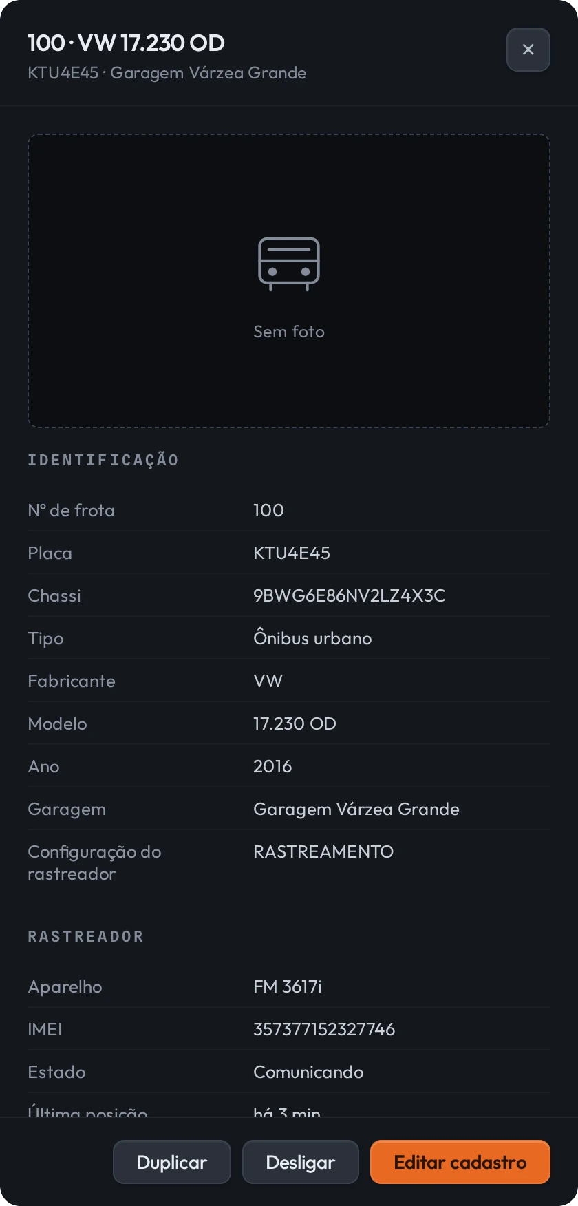 Ficha do veículo em drawer: identificação, rastreador e ações